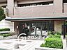 エントランス：温かみのあるエントランスは、住む人を優しく迎え、訪れる人にも心地よい印象を与える魅力的な空間です！