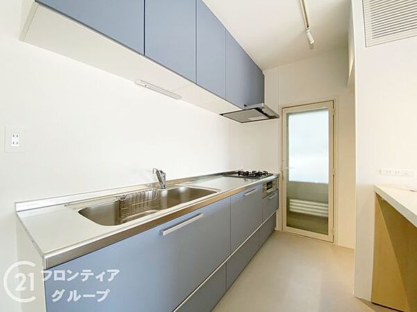 シックなカラーで統一された機能美あふれるシステムキッチンです。広いワークトップは日々のお料理をより快適にするための工夫が随所に凝らされた上質な家事空間です