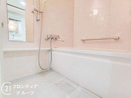 清潔感あふれるバスルームには、快適なバスタイムを支える機能が凝縮されています。一日の疲れを癒やすリラクゼーションタイムをお過ごしいただけます