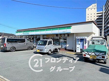 ファミリーマート土山駅前店 徒歩2分。 90m