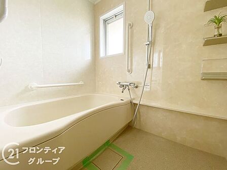 バスタブ付きで、ゆったりとお風呂に浸かり、疲れた体を癒せる贅沢な空間です。窓があるのでこまめに換気ができ、清潔感を保てます。リラックスタイムをより豊かにする素敵な選択です。
