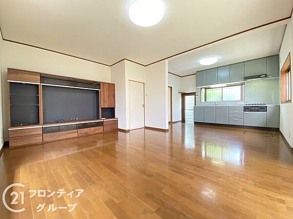 大きな窓から自然光がたっぷりと降り注ぐ明るいリビングですね！家族のライフスタイルに合わせてソファやテーブルを自由に配置できる広さがあるので、お気に入りの家具に囲まれた暮らしが実現できそうですね！