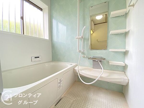 足を伸ばしてリラックスできる広々とした浴槽が嬉しいですね！窓があることで換気もしやすくお掃除の手間も省けますし、お子様とのバスタイムも笑顔が溢れる素敵なリフレッシュタイムになりそうですね！