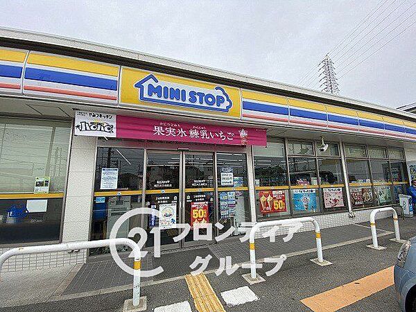 ミニストップ明石大久保町店 徒歩10分。 740m
