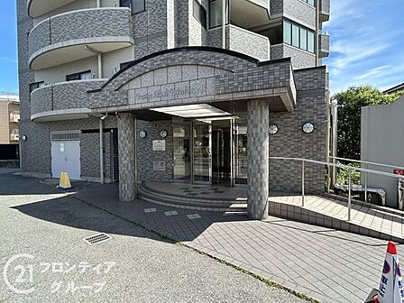 マンションのエントランスは、住まう方々を迎える洗練された空間です。日常の出入りを快適にするための工夫がされています。