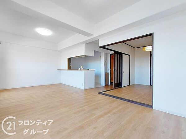 リフォーム済み！キッチンリメイクシート・洗面鏡交換・トイレ交換・床上貼り・洋室2部屋床上貼り・LDK・和室→洋室新調。家族との会話が弾む対面式キッチン。バルコニーは9.16平米と広々としています。