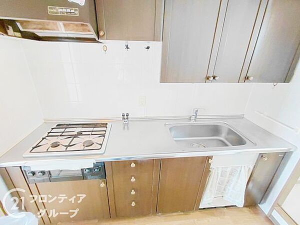収納が充実しており、キッチン用品をすっきりと整理できる便利な空間です