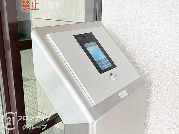 居住者の安全を第一に考えた先進のセキュリティ設備！部外者の立ち入りを厳しく制限し、大切な家族のプライバシーを守り抜く強固な安心感に裏打ちされた、快適なマンションライフを支える頼もしい存在！