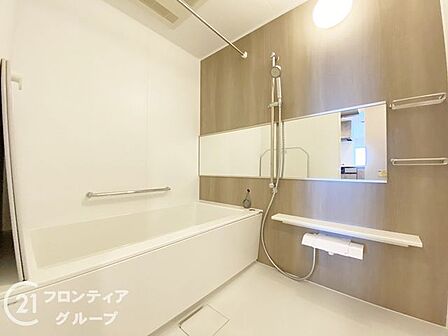 落ち着いた色合いは、心を穏やかにし、リラックスタイムをより豊かにする素敵な選択です。