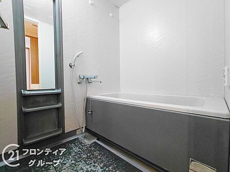 清潔感のある色調でまとめられた落ち着きのある浴室ですね！足を伸ばしてリラックスできる広さがあるので、お気に入りの入浴剤を入れてゆったりと自分だけの時間を満喫できそうですね