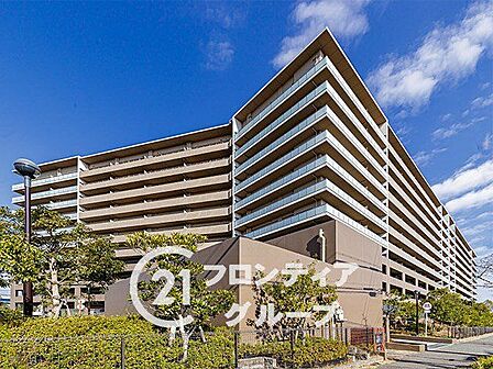 都会の空に映えるスタイリッシュで美しいフォルム!邸宅としての風格と気品を兼ね備えた佇まいが、住まう人の個性を引き立て、日常をドラマチックに彩ります!