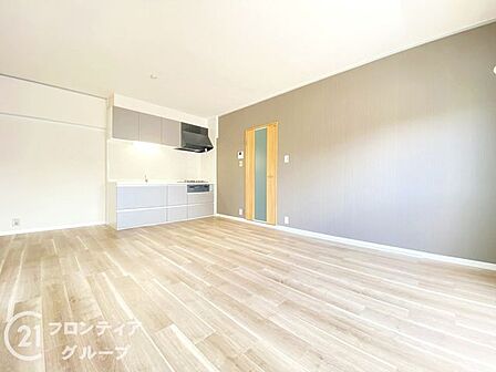 木のぬくもりを感じる広々とした空間は、どんな家具を置こうかワクワクしますね!ライフスタイルに合わせて柔軟に活用できるレイアウトなので、自分たち好みの理想の住まい作りを思い切り楽しめますね!