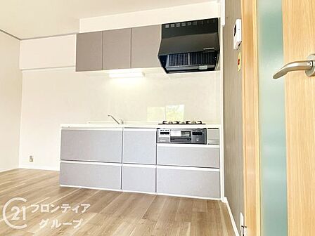 機能美とデザイン性を追求したスタイリッシュなキッチン空間です。リビングを見渡せる開放的な設計により、お料理をしながらご家族との会話も自然と弾み、毎日の家事時間がより楽しく充実したものになります