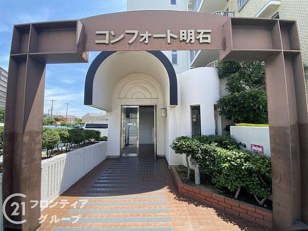 洗練された美学が息づく迎賓空間！洗練された素材が織りなす上質なエントランスは、住まう方のセンスを物語り、日々の何気ない瞬間をドラマチックに演出してくれる特別な場所！