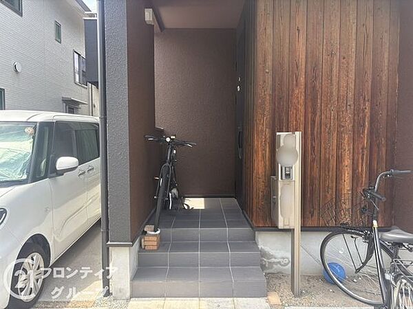 木目調の扉が温かく出迎えてくれる趣のある玄関口です。段差を抑えた設計やゆとりあるスペースが確保されており、ゲストを招待した際も好印象を与えます。毎日の暮らしの質をワンランク上げてくれる上質な空間です