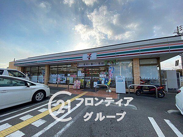 セブンイレブン神戸多井畑南町店 徒歩12分。 890m