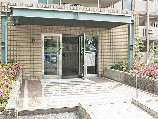 毎日を華やかに彩る、光の差し込む明るいエントランスデザイン！マンションならではの機能美と、落ち着いた住環境に相応しい上質な雰囲気が、心地よい暮らしの始まりを強く予感させてくれます！