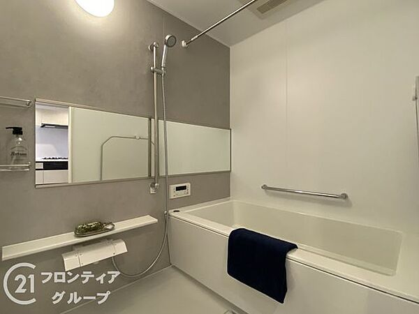 一日の疲れを癒すバスルームは、清潔感あふれるモダンなデザインです。ゆったりと浸かれるバスタブで、心身ともにリラックスできる至福の時間を過ごせます。