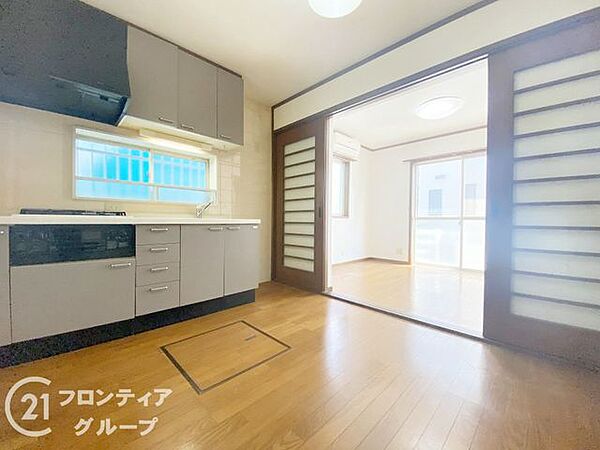 ＼リフォーム前／1階と2階のそれぞれに快適なトイレを配置。お料理に集中しやすい壁付けタイプの独立型キッチン。2階には使い勝手の良いバルコニーを完備。全居室に独立性とプライベート感のある設計。