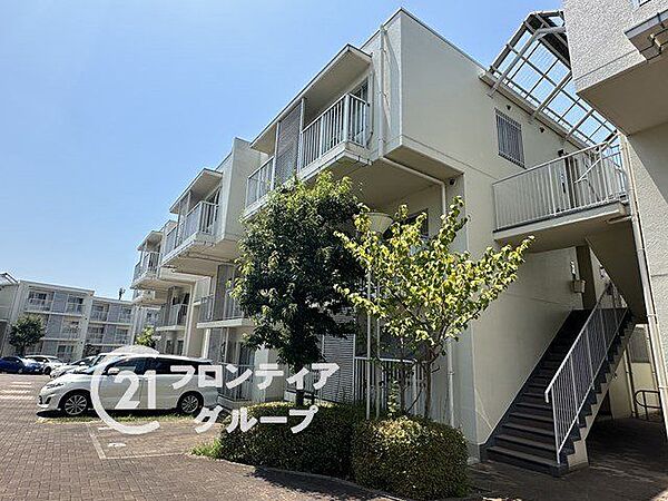 必要最低限の設備が整ったロビーで、実用性を重視した空間です