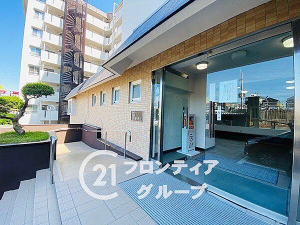 ガラス越しに広がる明るい空間は、住まう方を優しく迎え入れる開放感に満ちています。細部までこだわり抜かれた上質な素材が、日々の生活に心地よい緊張感と安らぎを同時にもたらしてくれます