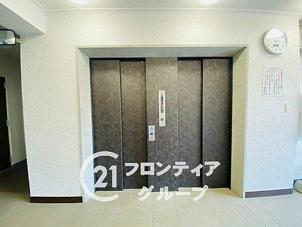重厚感のあるデザインのエレベーターホールは、まるで高級ホテルのような気品に満ちています。落ち着いた色調で統一された空間が、一日の疲れを癒やすプライベートな時間へのスイッチを切り替えてくれます