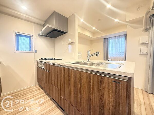 木目調のシックなデザインが空間に溶け込む、使い勝手の良いカウンターキッチンです。リビングを見渡しながらお料理を楽しめる開放的な設計で、毎日の家事時間も自然と笑顔が溢れます