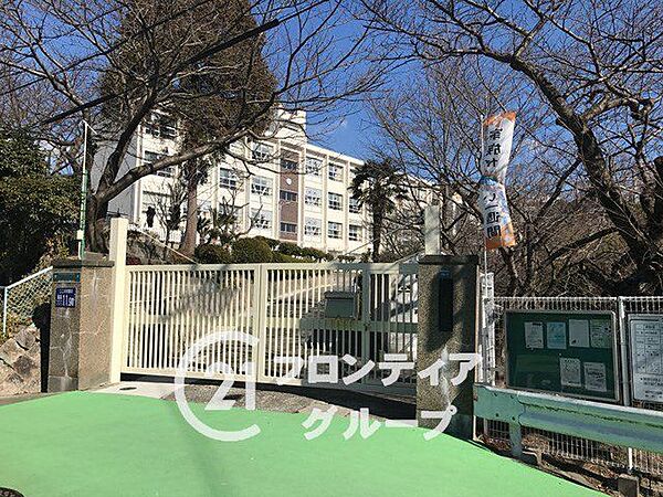 神戸市立塩屋小学校 徒歩7分。 540m