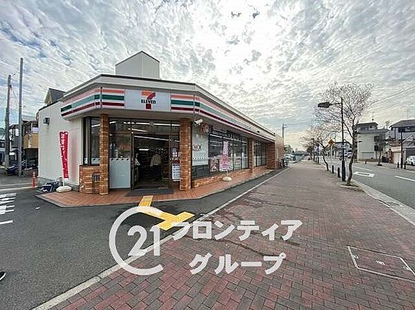 徒歩14分。セブンイレブン神戸須磨平田町5丁目店　徒歩3分。 1070m