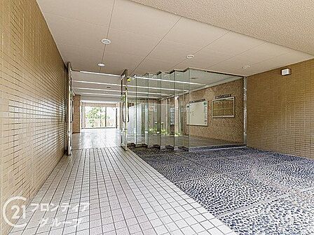 機能的なロビーで、住む人が快適に過ごせるよう配慮されています