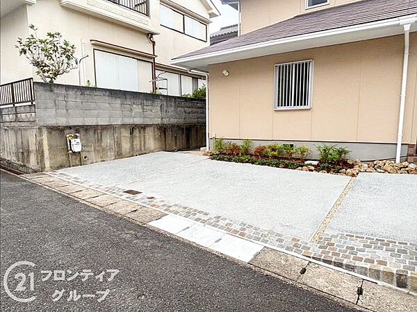 敷地内にはゆったりとした駐車スペースを確保しており、大きめのお車も安心して停められます。前面道路からの出し入れもスムーズで、毎日の通勤やお買い物もストレスなく行えます