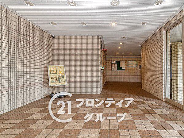 奥行きのある広々としたフロアと、温かみのある照明が作り出す上質な空間！居住者様やゲストを温かく迎え入れる、ホスピタリティに満ちた共用ロビー！