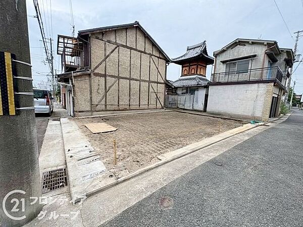 前道の幅員が約8.0mとゆとりがあるため お車の出し入れもスムーズで安心！開放的な立地を活かしたこだわりの設計が可能です 自分たちらしいライフスタイルを形にする絶好のキャンバスですね！