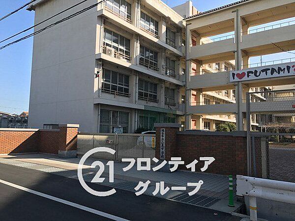 明石市立二見中学校 徒歩13分。 1040m