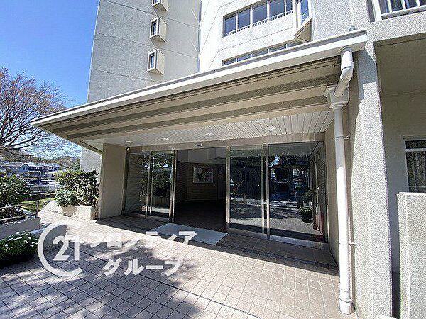 明るく開放感のあるエントランスは、毎日を晴れやかな気持ちでスタートさせてくれそうですね！細部まで手入れの行き届いた清潔感溢れる空間から、管理の良さが伝わってきますね！