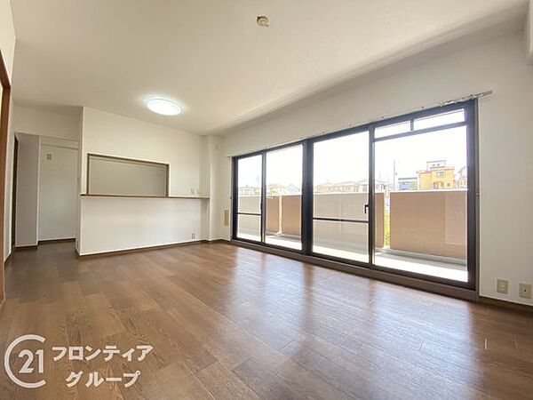 ワイドな開口部からたっぷりの光が降り注ぐリビングは、家族の笑顔が自然と集まる明るい憩いの場です。木の温もりを感じるフローリングと開放感あふれる空間が、上質な日常をより豊かに彩り続けてくれます