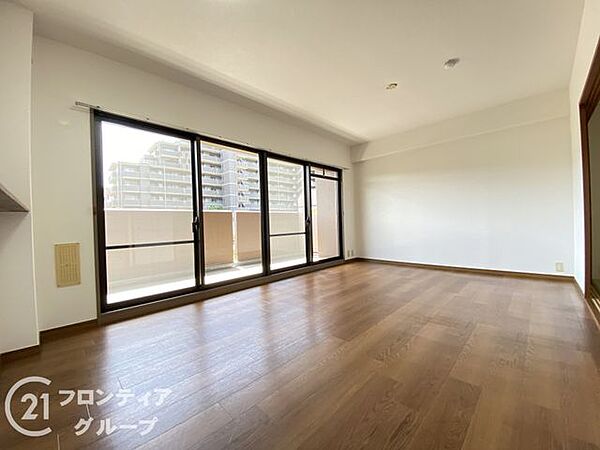 大きな窓越しに広がる景色を眺めながら、ソファでゆったりとくつろぐ時間は何よりの贅沢ですね！キッチンからもリビング全体が見渡せるので、家族の会話が弾む賑やかで温かい暮らしが目に浮かびますね！