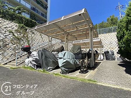 大切な愛車を雨風から守る屋根付きのバイク置き場を完備しております。敷地内にしっかりと確保された専用スペースが、アクティブな毎日をサポートする安心の設備仕様です