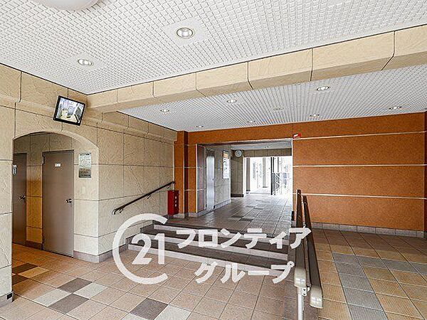 温かみのあるライティングが心を解きほぐしてくれる贅沢な空間ですね！上質な素材に囲まれた静かなロビーで出かけ前や帰宅後のひとときをゆったりと過ごせそうですね！