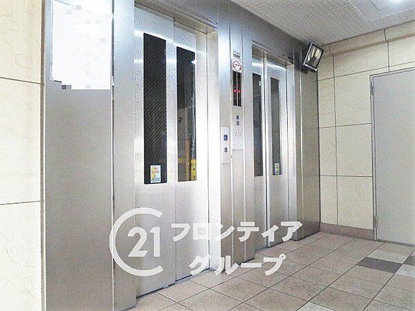 清潔感あふれる共用廊下にはスムーズな移動を支えるエレベーターが設置されています 細かなメンテナンスが行き届いており日々の暮らしを支える安心の管理体制が整っています