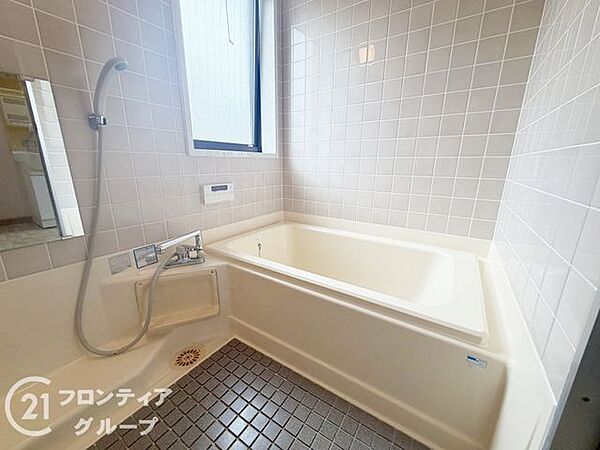 広々としたバスルームで、心地よいリラックスタイムを楽しめます。快適な空間で、日々の疲れを癒す贅沢な時間を提供します。