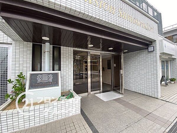 邸宅の顔にふさわしい気品漂うアプローチと、洗練された迎えの空間！贅沢な素材を惜しみなく使用した、ホテルライクな高級感溢れるドラマチックなメインエントランス！