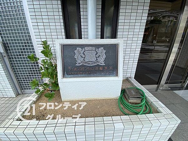 住まう方やゲストを心地よく迎え入れる、ステータスを感じるおもてなし！細部にまでこだわり抜かれた意匠が、マンションライフを華やかに演出する美しい玄関です！