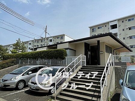 南東向きの明るい陽射しが敷地内を優しく照らし、開放感に満ちた共用エリアですね！お散歩のついでに季節の移ろいを感じられるような緑豊かな空間づくりが、毎日の暮らしに彩りと潤いをたっぷりと与えてくれますね！