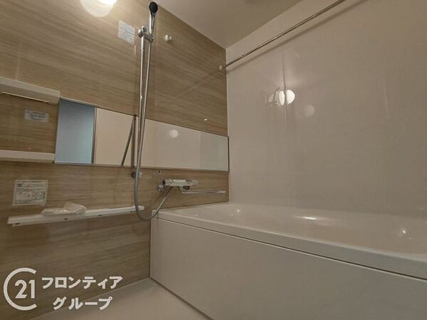 清潔感あふれるバスルームで、毎日の疲れを癒せます。明るく開放的な空間で、リフレッシュできるひとときをお楽しみください。