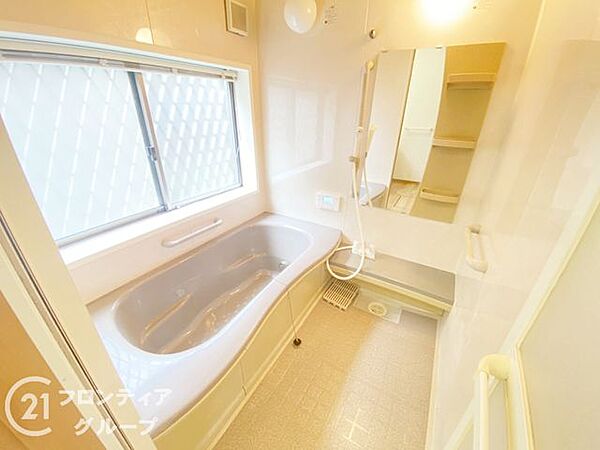 しっかり換気が出来る大きな窓付き。湿気がこもりやすい浴室も清潔に保てます。