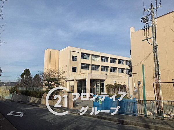 徒歩18分。神戸市立桜が丘中学校 1400m