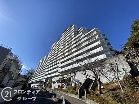 落ち着いた色調の雰囲気が映える、気品溢れる佇まいの邸宅です 周囲の景観と調和しながらも確かな存在感を放つ美しいデザインが住まう方の誇りを満たします