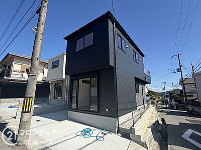 外観:スタイリッシュな黒の外壁が目を引く洗練されたモダンなデザインです。最新のトレンドを取り入れた佇まいは、帰宅するたびに誇らしい気持ちにさせてくれます。周囲の景観にも馴染む落ち着いた色調が魅力です 外観:スタイリッシュな黒の外壁が目を引く洗練されたモダンなデザインです。最新のトレンドを取り入れた佇まいは、帰宅するたびに誇らしい気持ちにさせてくれます。周囲の景観にも馴染む落ち着いた色調が魅力です