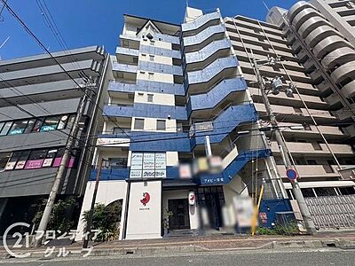 外観：青いアクセントが青空に映える美しいフォルムですね！コンシェルジュが迎えてくれる贅沢なエントランスなど、ワンランク上の暮らしを予感させる素敵な佇まいですね！
